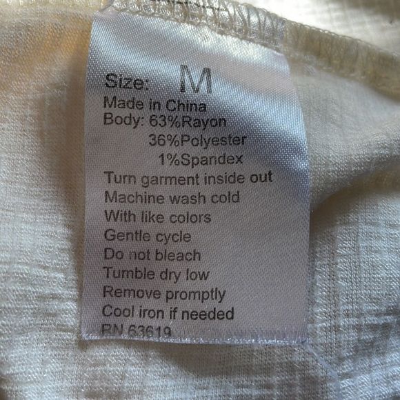 Daisy Fuentes sleeveless lightly textured button down lace appliqué back - Picture 6 of 6